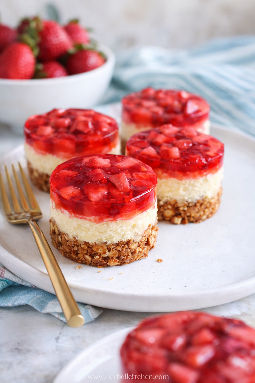 Individual Strawberry Pretzel Dessert Cups – Mini Cheesecake for Summer Parties